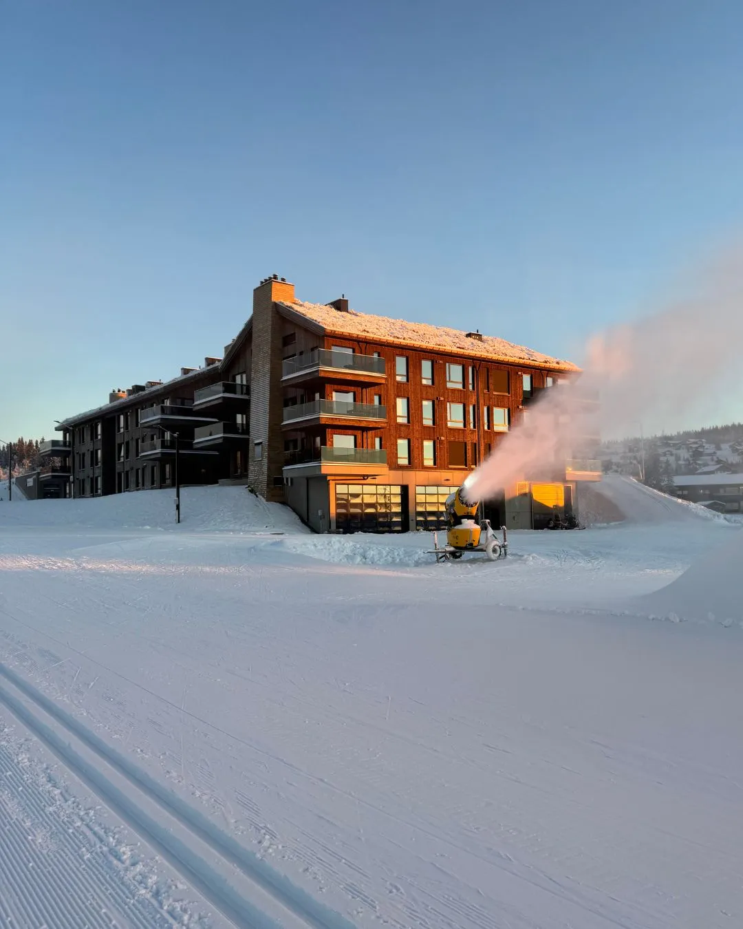 Skistadion fasade med snøkanon