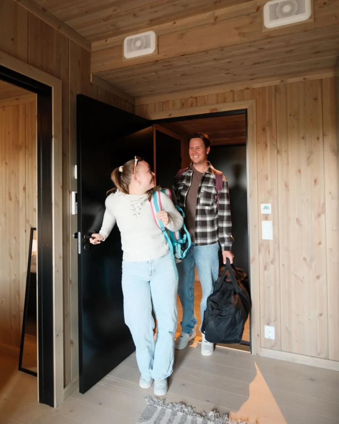 2 personer kommer inn på sin Fjellsuite